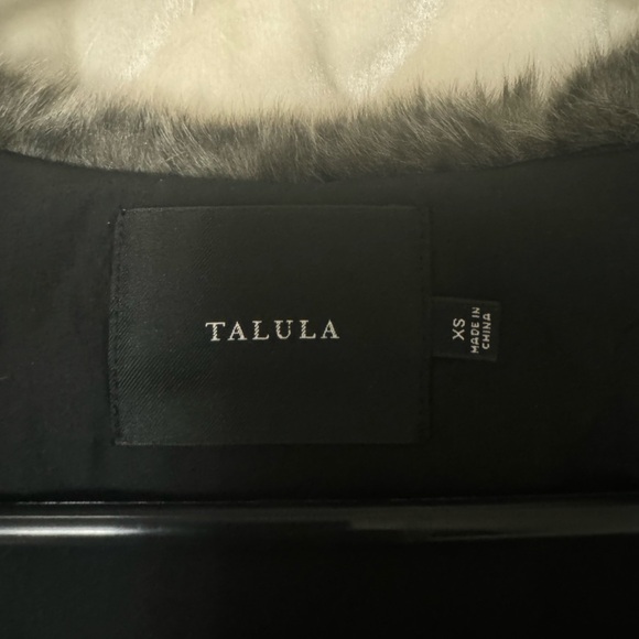 TALULA Aritzia Woman’s faux fur vest in size x-small perfect condition - Picture 4 of 5